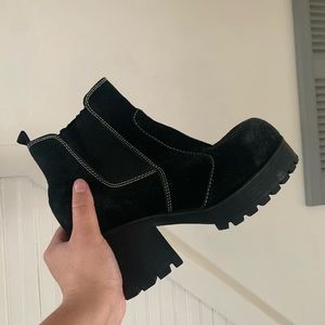 SOLD-SUPER CHUNKY BLACK BOOTS